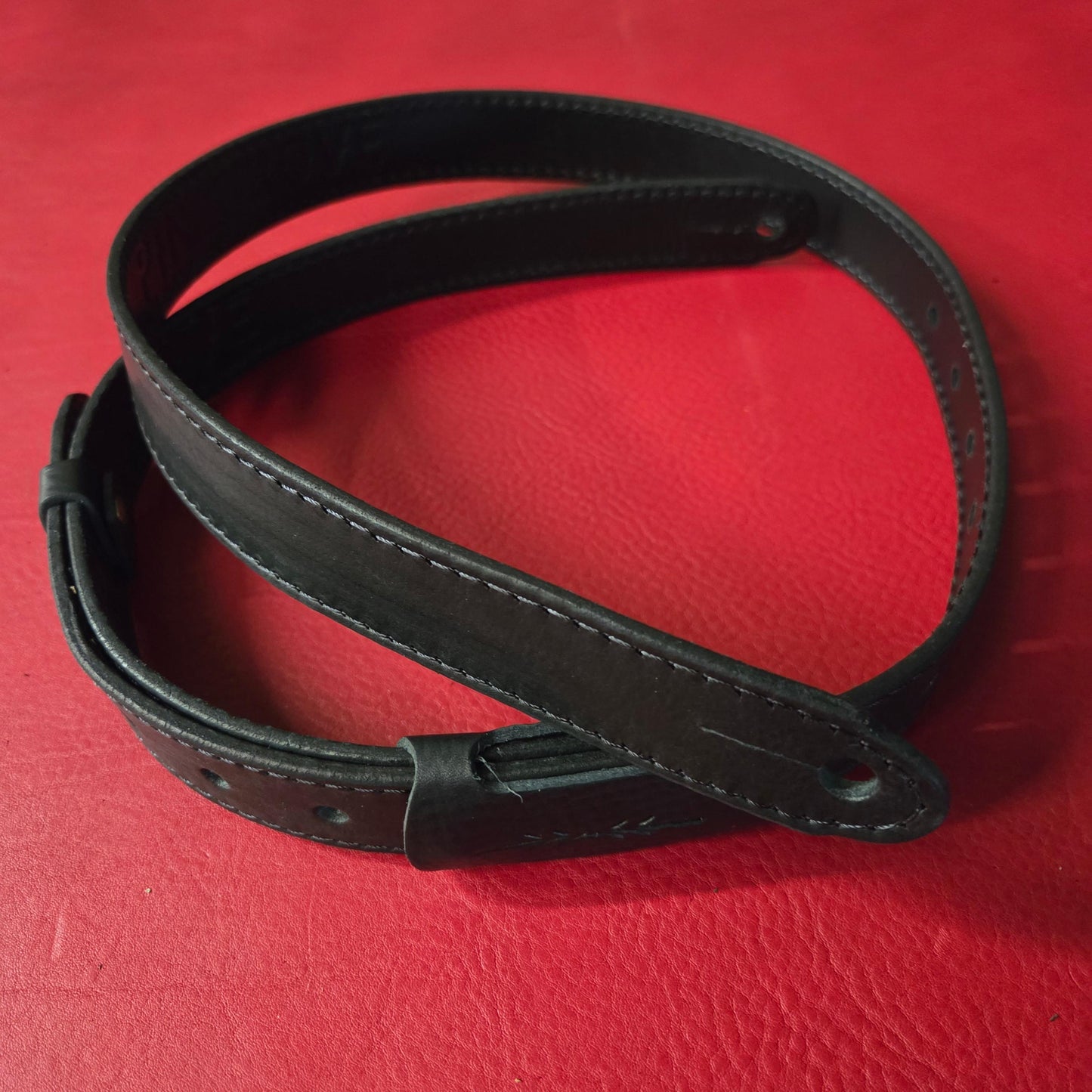 GS55 Slim Black Leather Guitar Strap - old stock