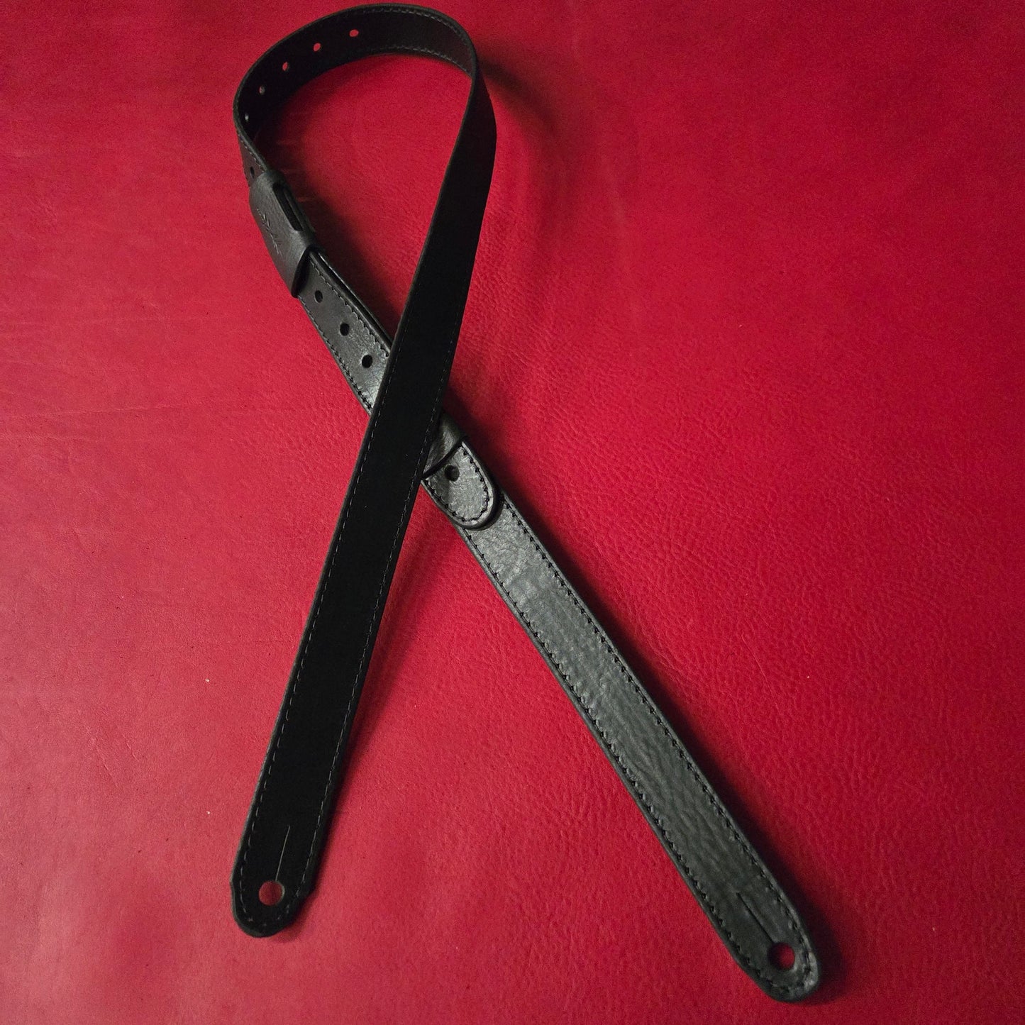 GS55 Slim Black Leather Guitar Strap - old stock
