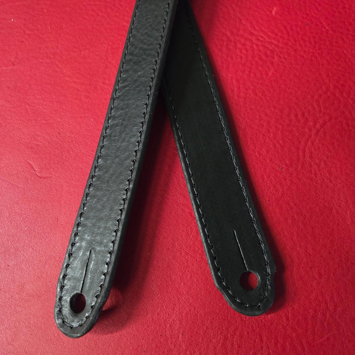 GS55 Slim Black Leather Guitar Strap - old stock