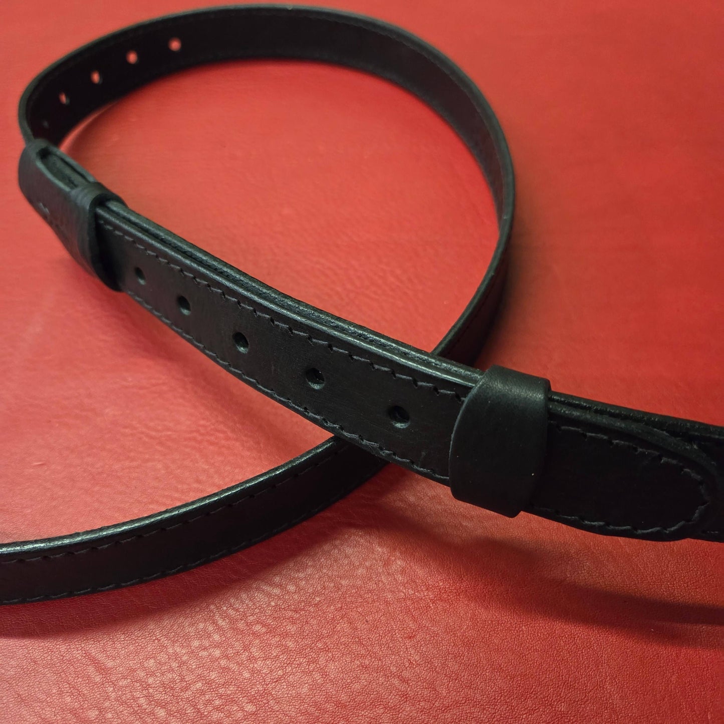 GS55 Slim Black Leather Guitar Strap - large pin-holes