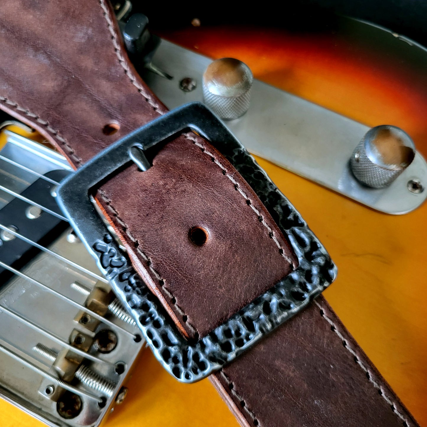 GS78 Leather Guitar Strap With Lava Buckle